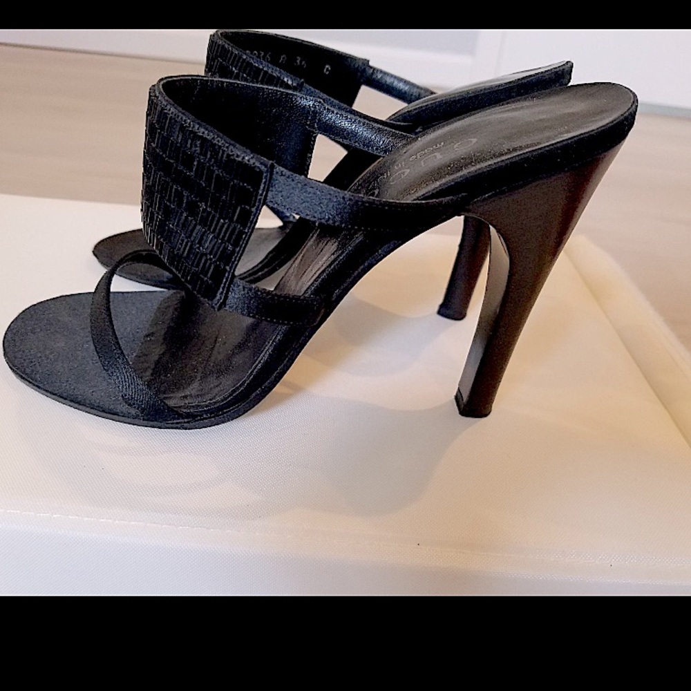 Gucci authentic one owner size 6